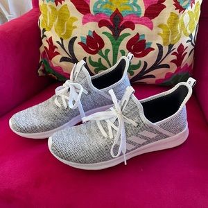 Women’s 8.5 Adidas cloud form shoes